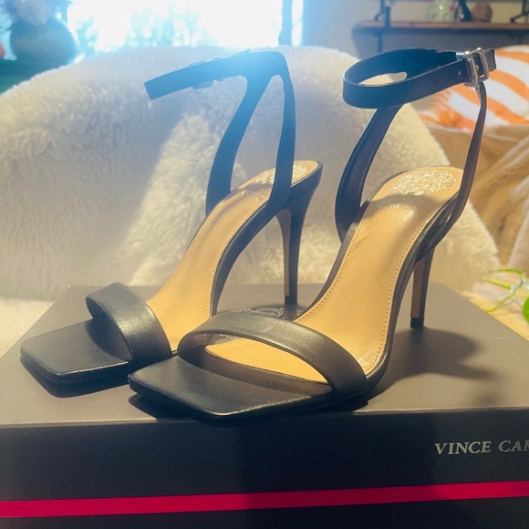 VINCE CAMUTO Sandal - Picture 1 of 1